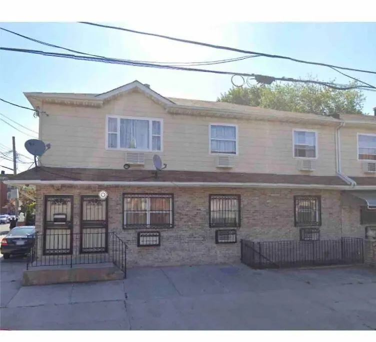 Large Apt, One Block To Train Apartment New York 0*,  United States