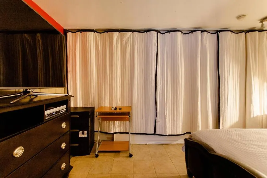 Large Apt, One Block To Train Apartment New York 0*,